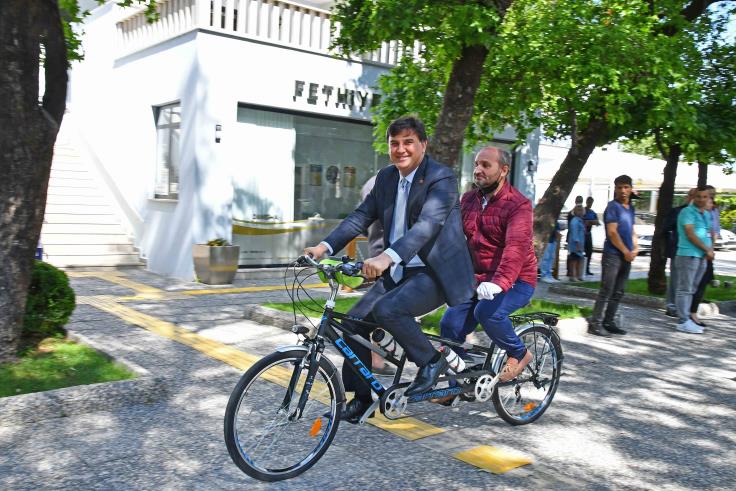 Karaca’dan anlamlı hediye
