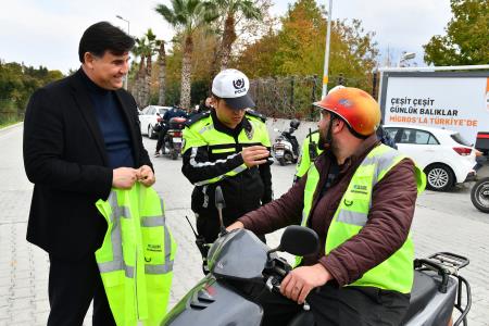 Motor sürücülerine reflektörlü yelek dağıtıldı