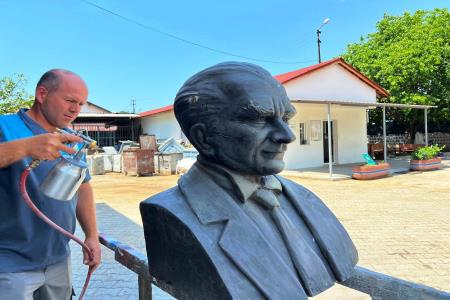 Fethiye Belediyesi Atatürk Büstlerini Yeniliyor